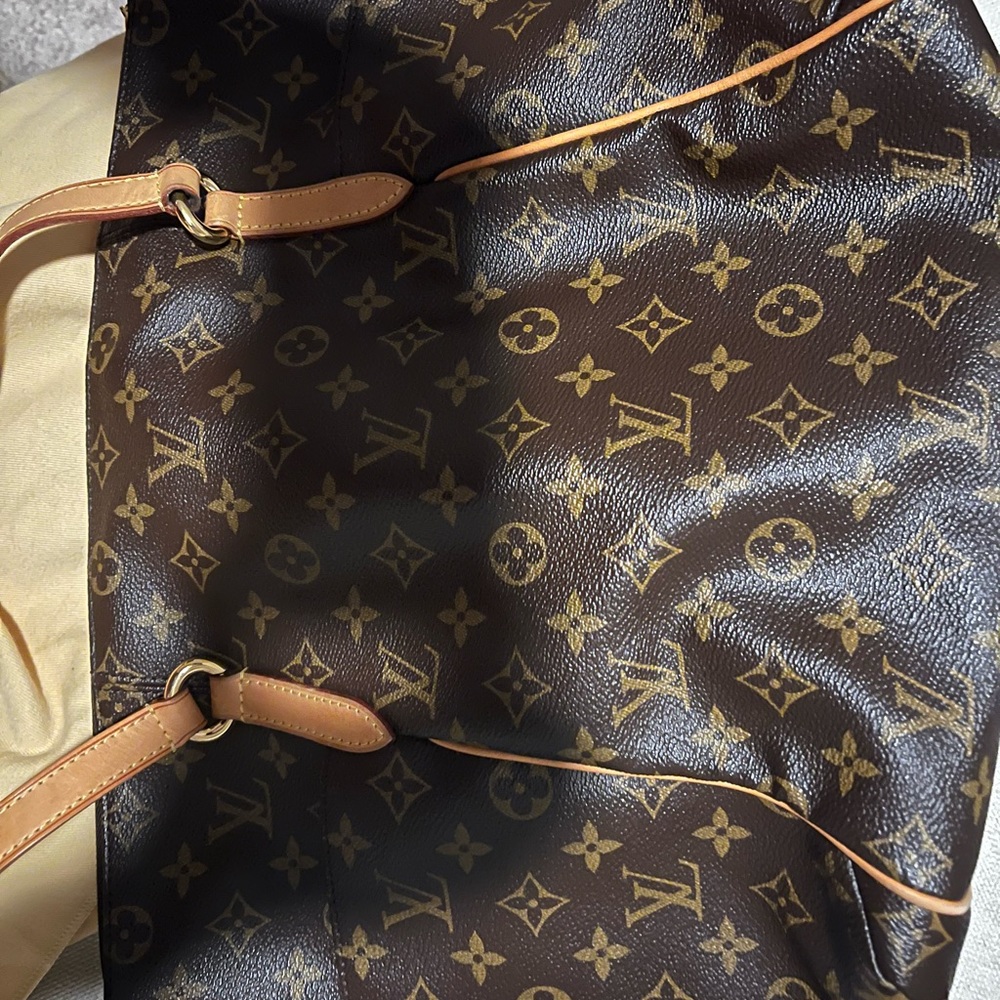 Louis Vuitton Totally MM Monogram Tote - Picture 14 of 16